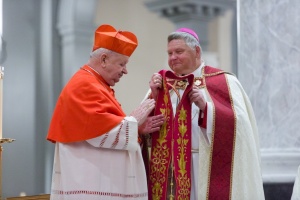 kardynał dziwisz przekazuje stułę jana pawła drugiego